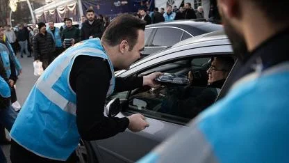 AK Parti vatandaşlara iftarlık dağıttı