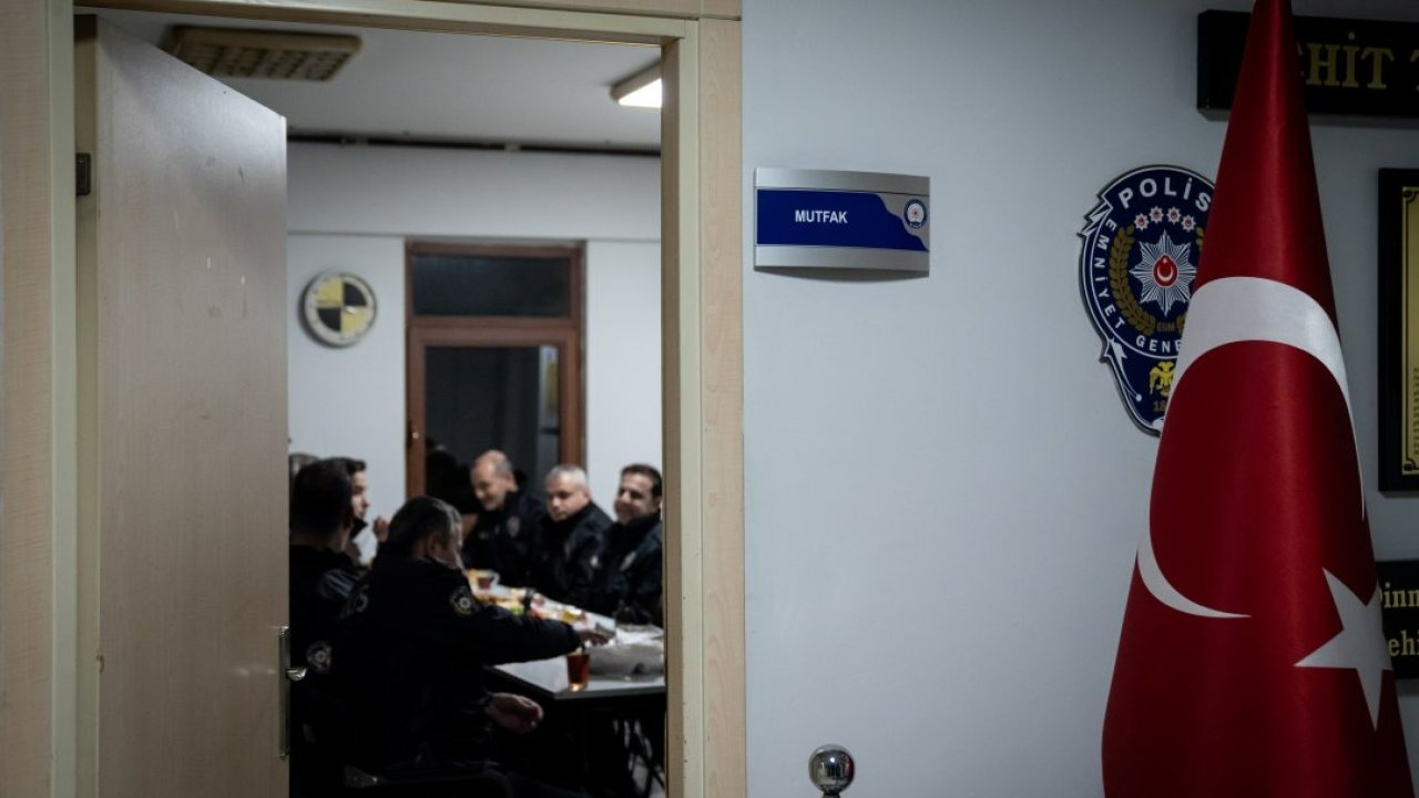 Ankara'da polisler ilk sahurunu mesai başında yaptı