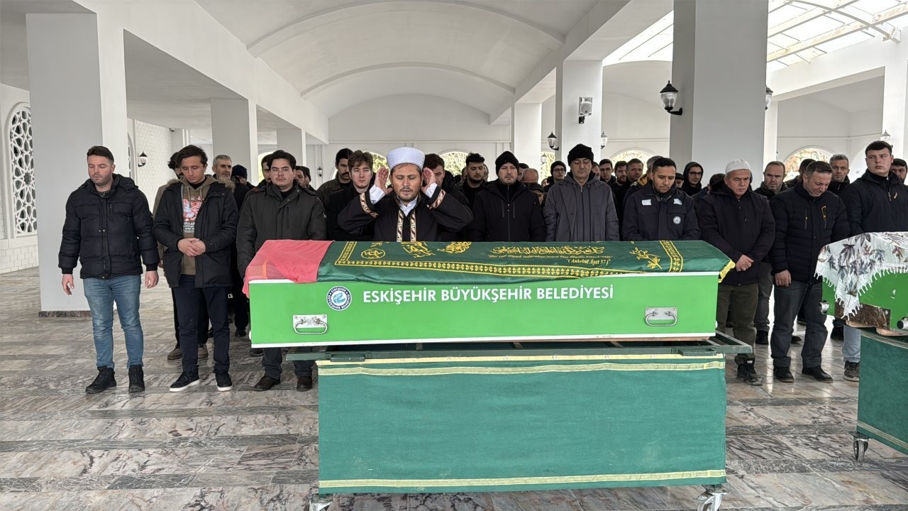 Antalya'daki otobüs kazasında hayatını kaybeden Resmiye Göktepe'nin cenazesi defnedildi