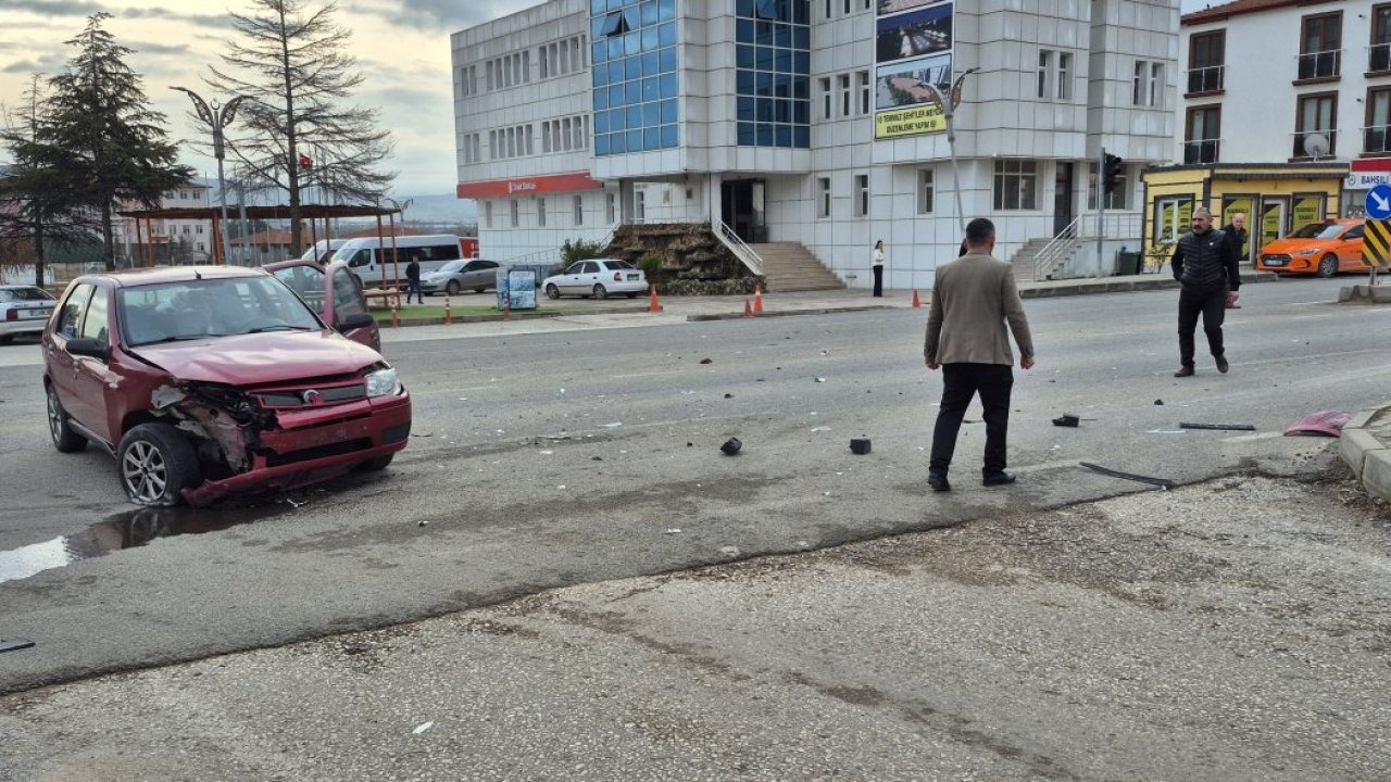 Bahşılı'da iki otomobilin çarpıştığı kazada araçlarda hasar oluştu