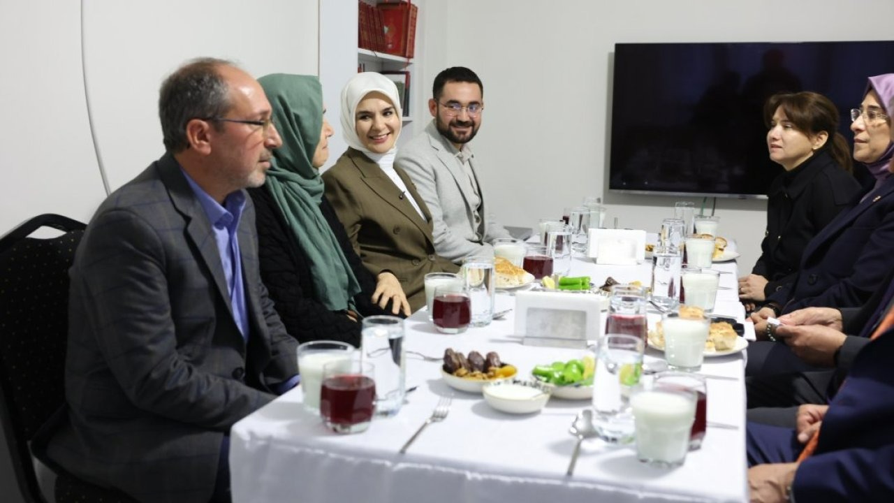 Bakan Göktaş, Şanlıurfa'da yeni evlerine kavuşan depremzede ailenin iftar sofrasına misafir oldu