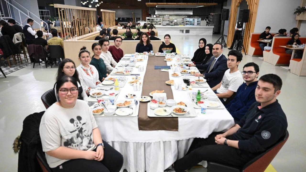 Bakan Kacır, ilk iftarını TÜBİTAK Fen Lisesi öğrencileriyle yaptı