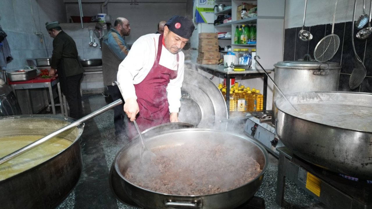 Çubuk'ta ramazan ayında kurulan aşevinin kazanları ihtiyaç sahipleri için kaynıyor