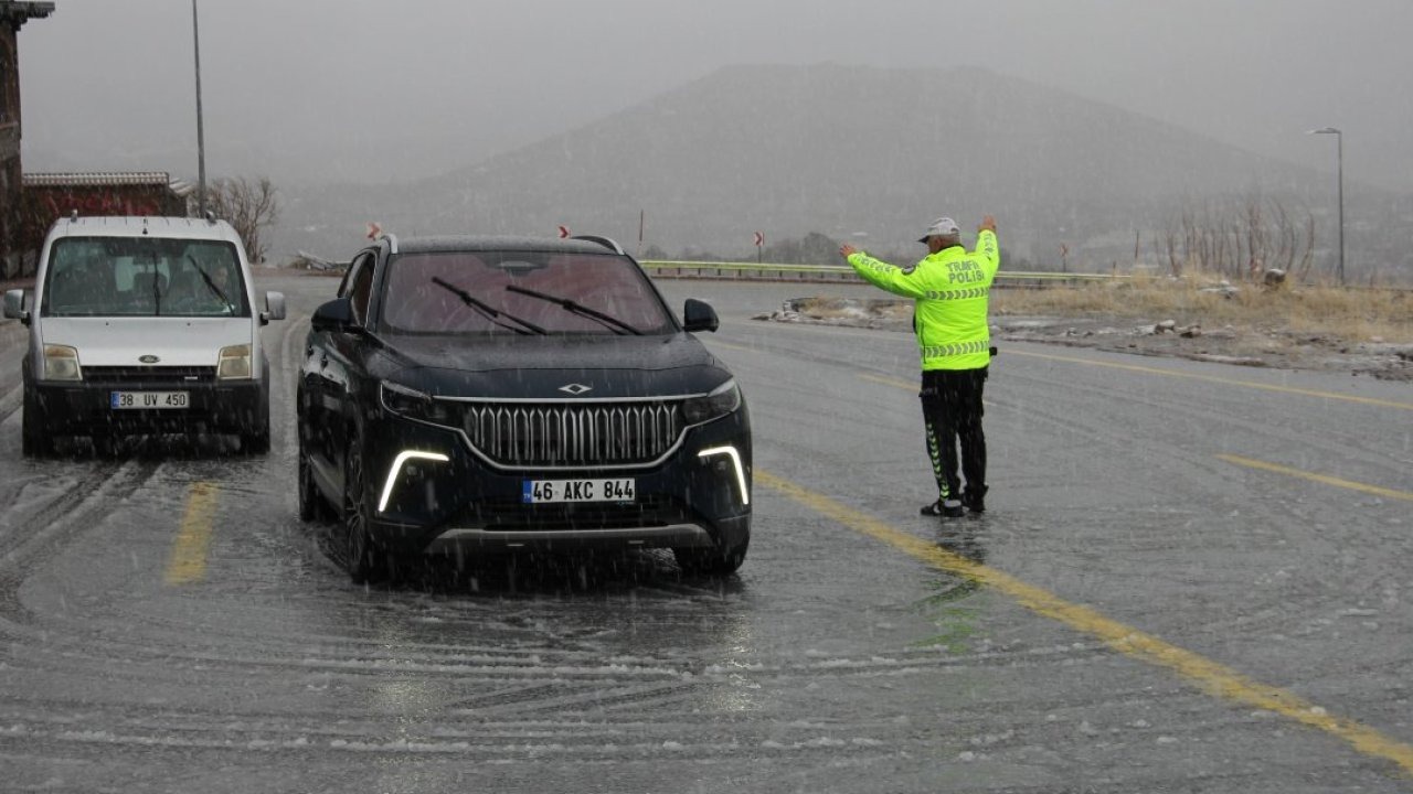 Erciyes'e ulaşımı sağlayan kara yolu yoğun kar ve tipi nedeniyle trafiğe kapatıldı