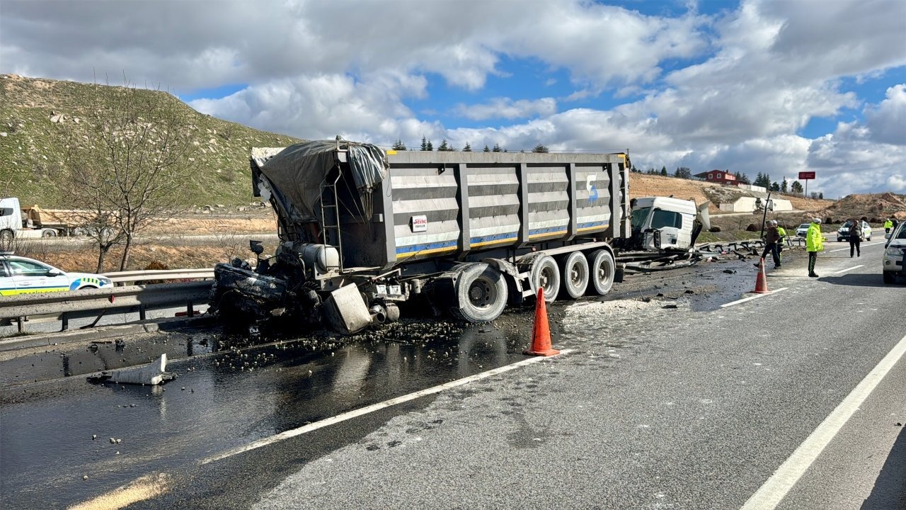 Eskişehir'de bariyere çarpan tırın sürücüsü yaralandı