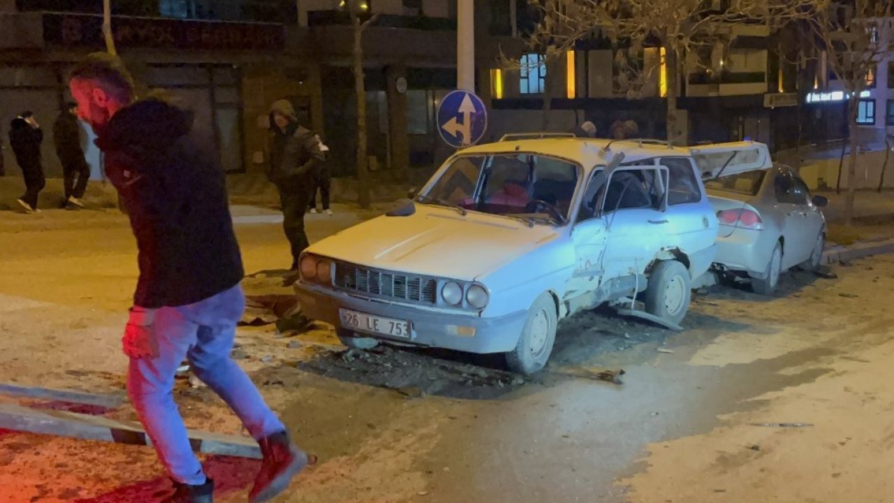 Eskişehir'de iki otomobilin çarpıştığı kazada 4 kişi yaralandı