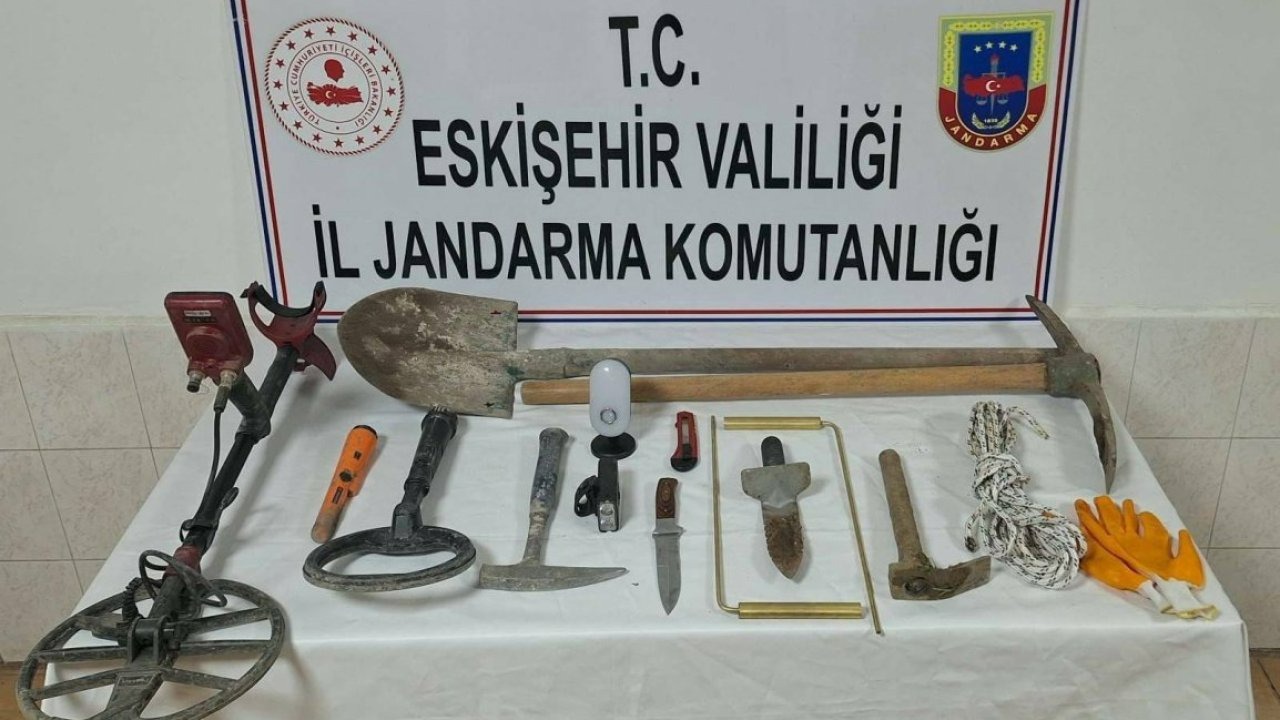 Eskişehir'de kaçak kazı yapan 3 kişi suçüstü yakalandı