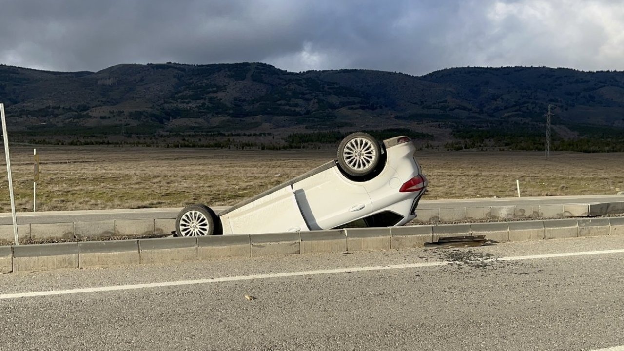 Eskişehir'de refüje devrilen otomobildeki 5 kişi yaralandı