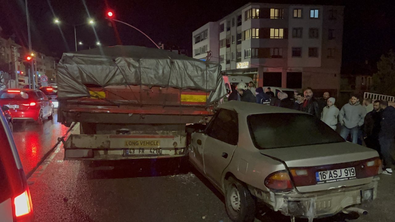 Eskişehir'de tıra arkadan çarpan otomobilin sürücüsü yaralandı