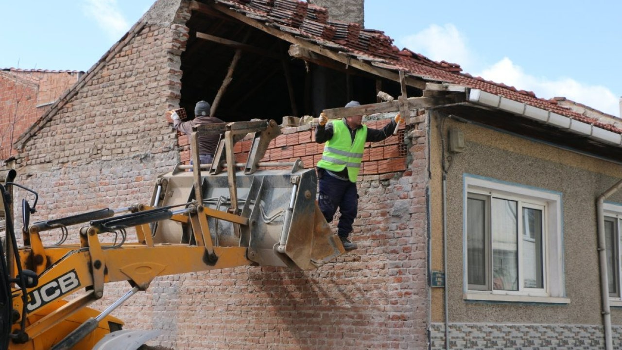 Eskişehir'de yol çalışmasında evin duvarının bir kısmı yıkıldı