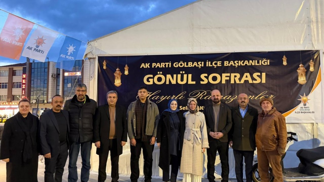 Gölbaşı'nda kurulan iftar çadırında vatandaşlar bir araya geliyor