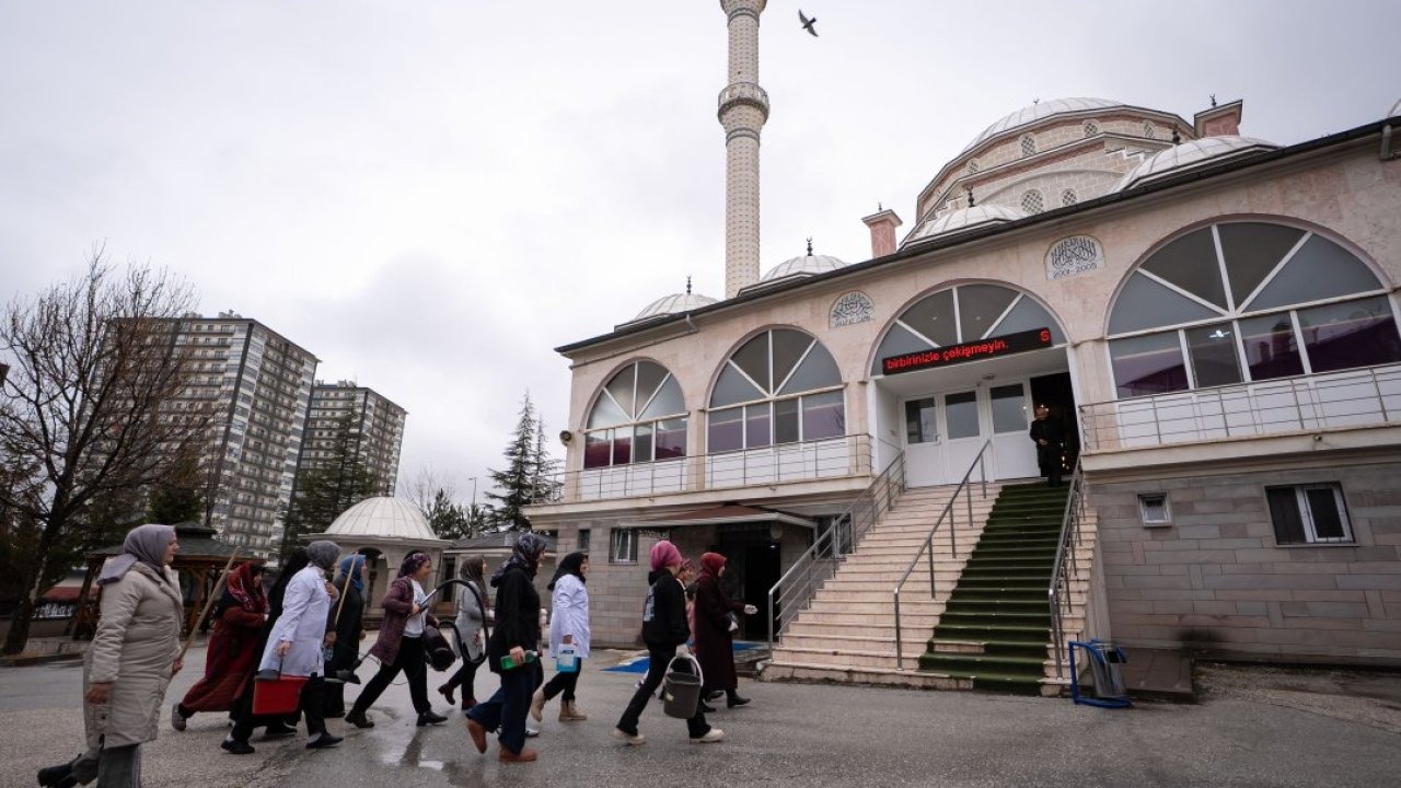 Gönüllü kadınlar, ramazan öncesi camileri titizlikle temizliyor