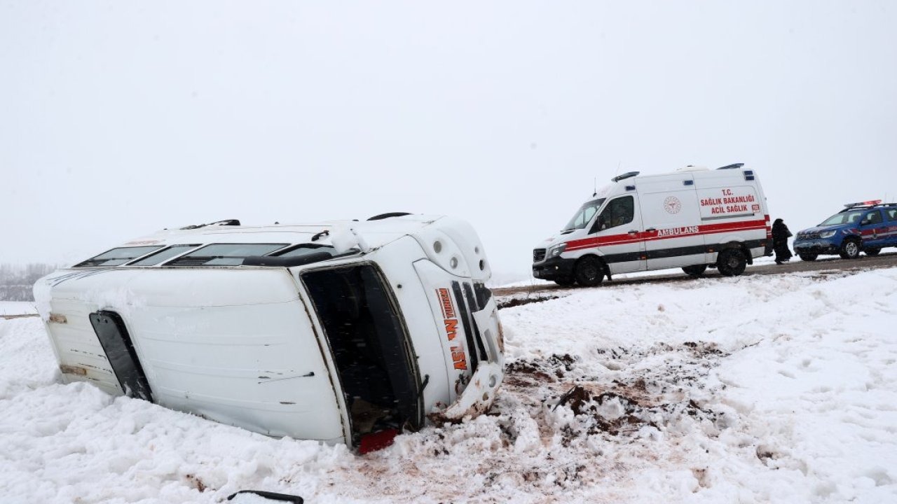 GÜNCELLEME - Sivas'ta öğrenci servisinin devrildiği kazada 14 kişi yaralandı