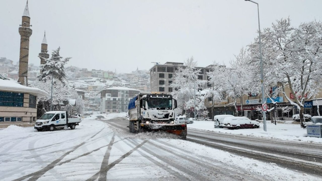 Hacılar'da karla mücadele çalışmaları devam ediyor