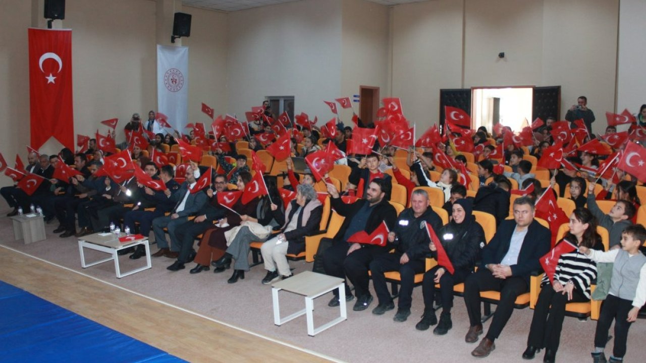 Halkapınar'da "Bayrak Sevgisi ve Spor" temalı gösteri düzenlendi