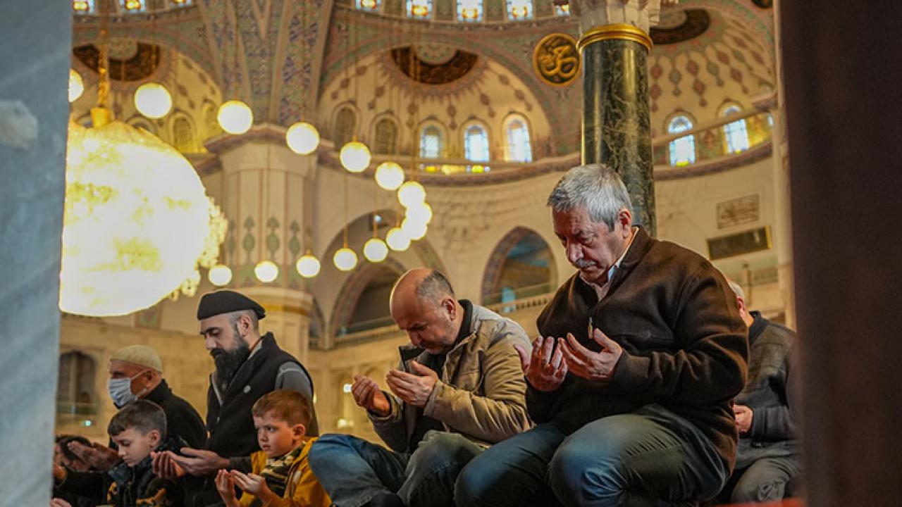 İlk teravihle rahmet kapıları aralanıyor