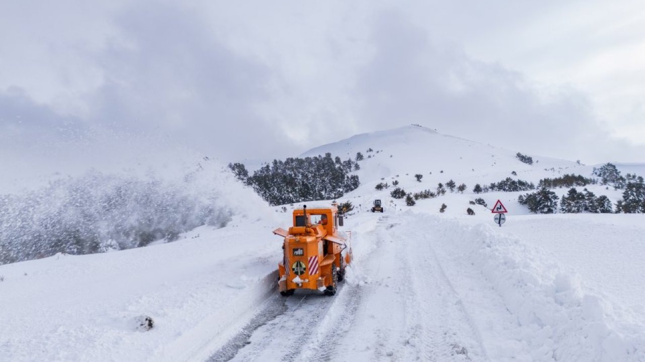 Kar kalınlığının yer yer 1 metreye ulaştığı Nalbant Geçidi dronla görüntülendi
