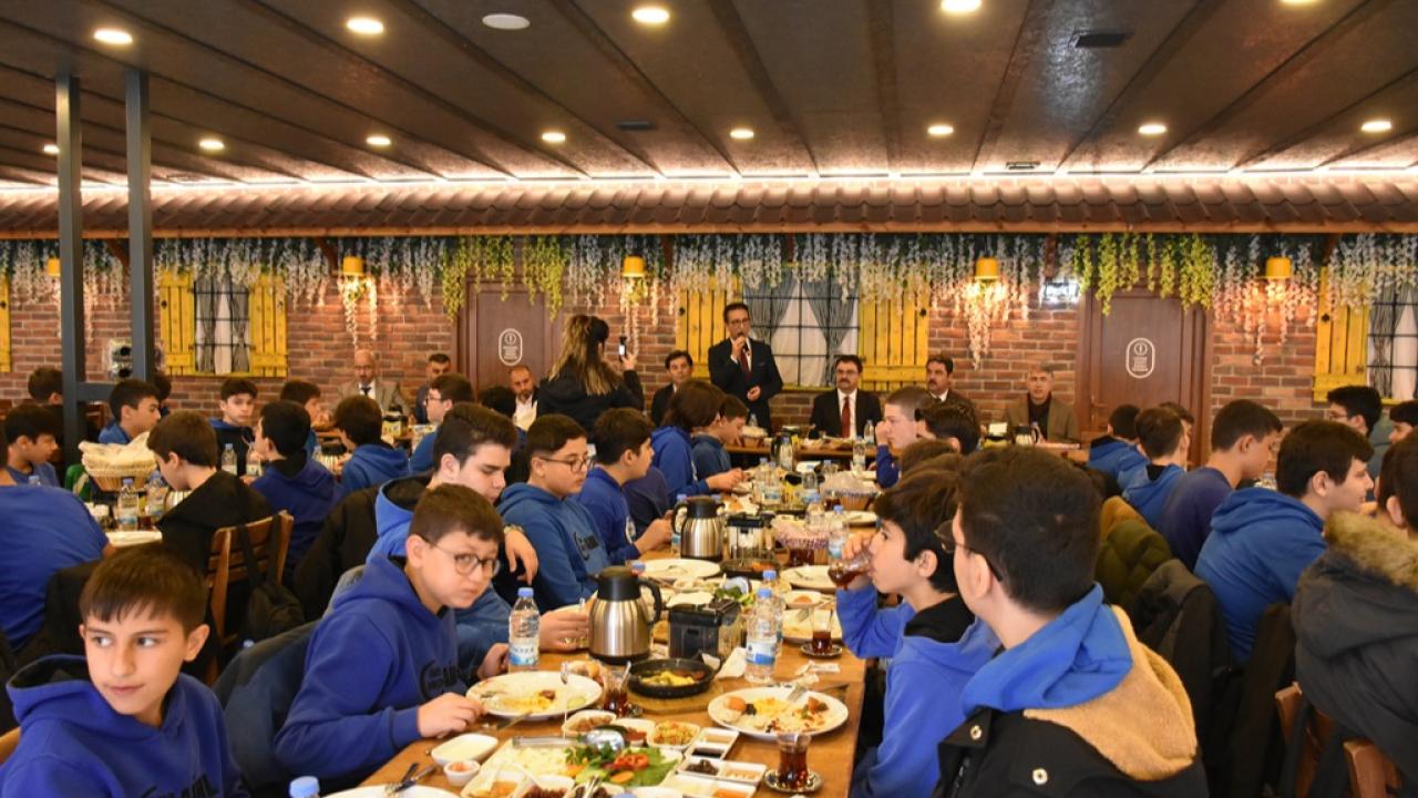 Karaman’da öğrenci ve öğretmenlerle buluştu