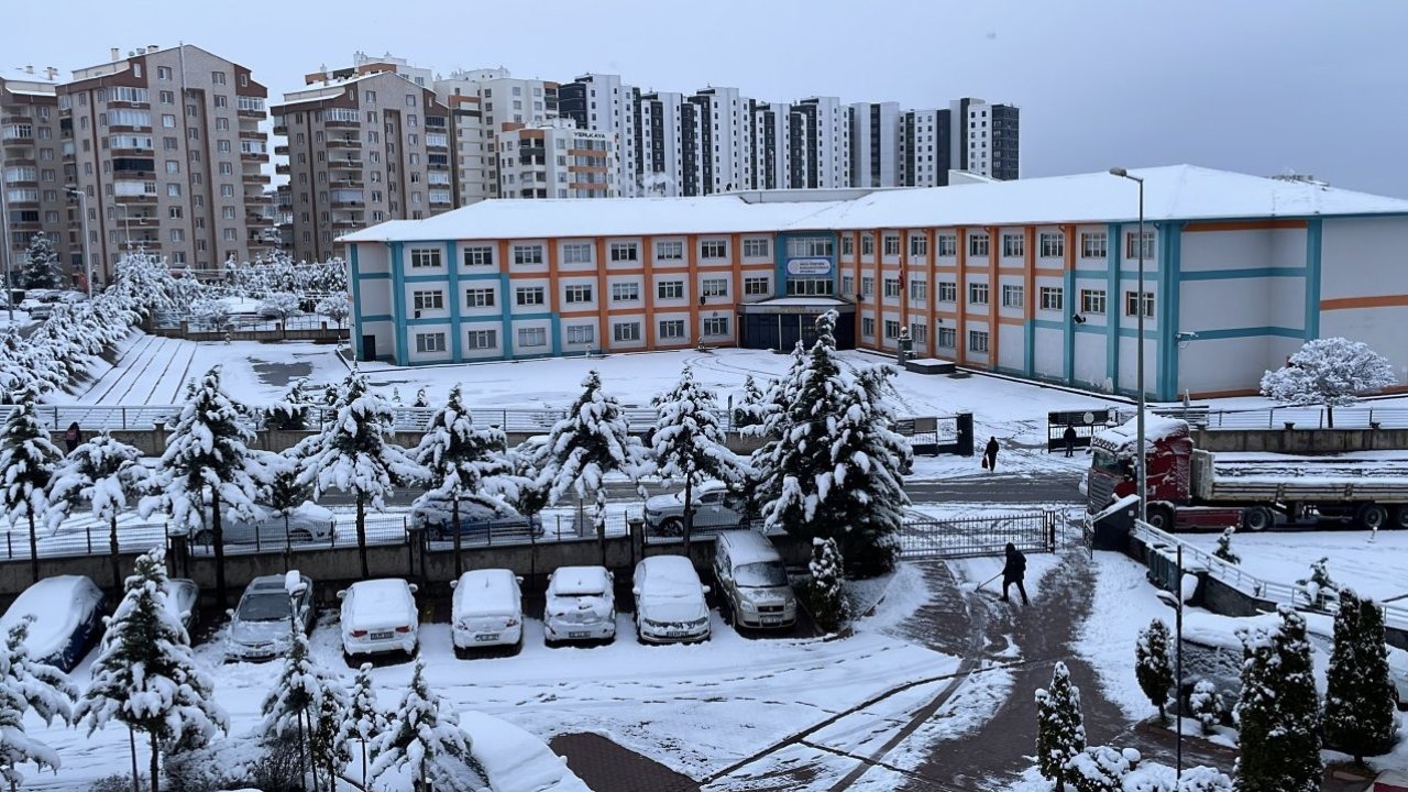 Kayseri'de kar yağışı etkili oldu