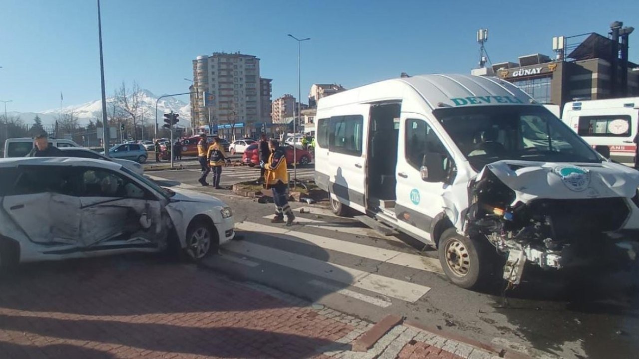 Kayseri'de minibüs ile otomobil çarpıştı, 14 kişi yaralandı