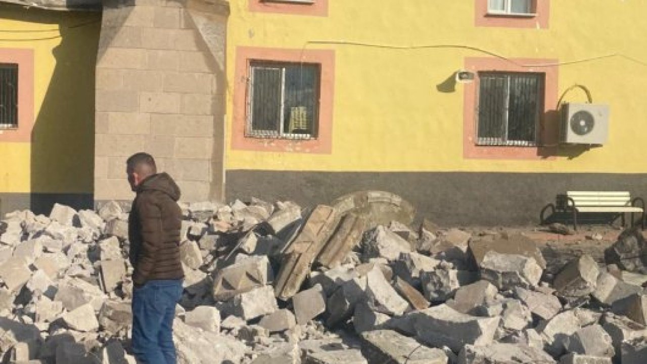 Kayseri'de şiddetli rüzgarda hasar gören minare kontrollü şekilde yıkıldı