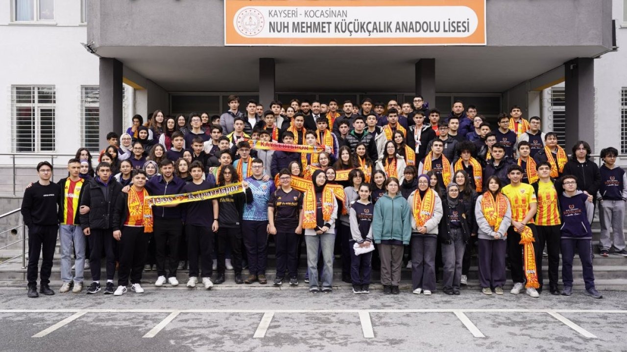 Kayserisporlu futbolcular lise öğrencileriyle buluştu