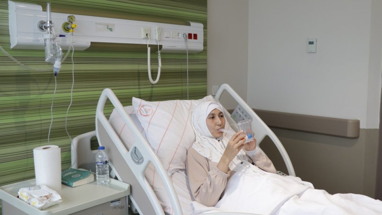 Kazakistanlı kadının karnından yaklaşık 45 santimetrelik tümör çıkarıldı