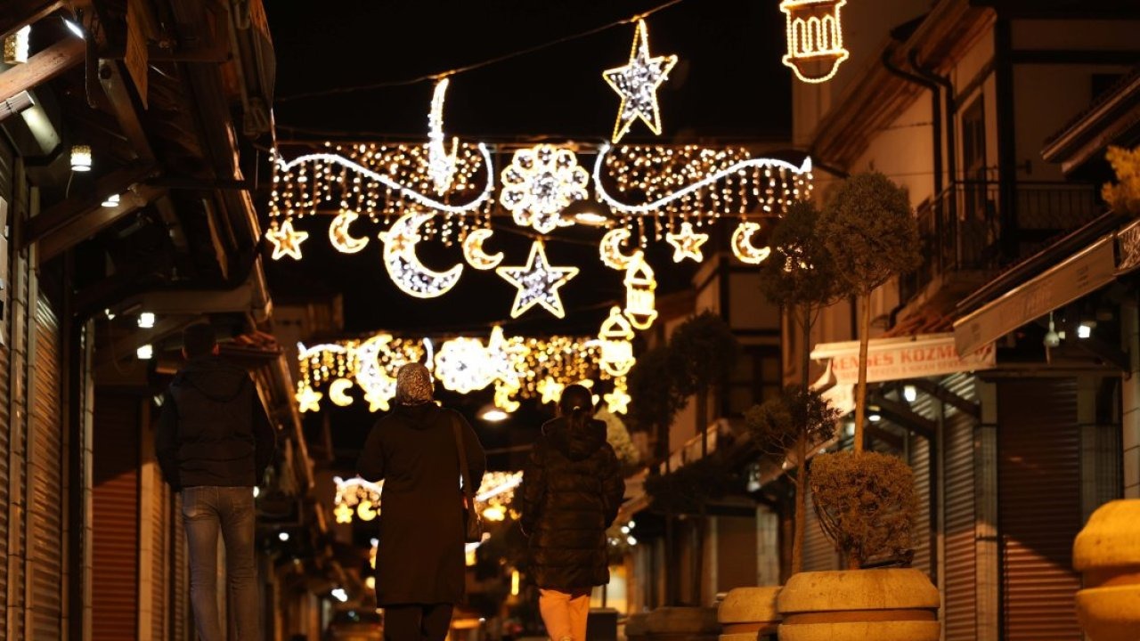 Konya'da ramazan dolayısıyla tarihi mekan ve caddelerde ışıklandırma yapıldı