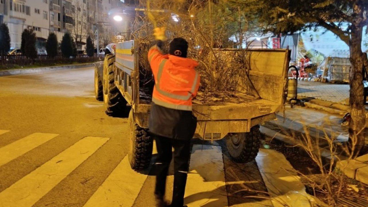 Konya'da şiddetli rüzgar araçlara ve binalara zarar verdi