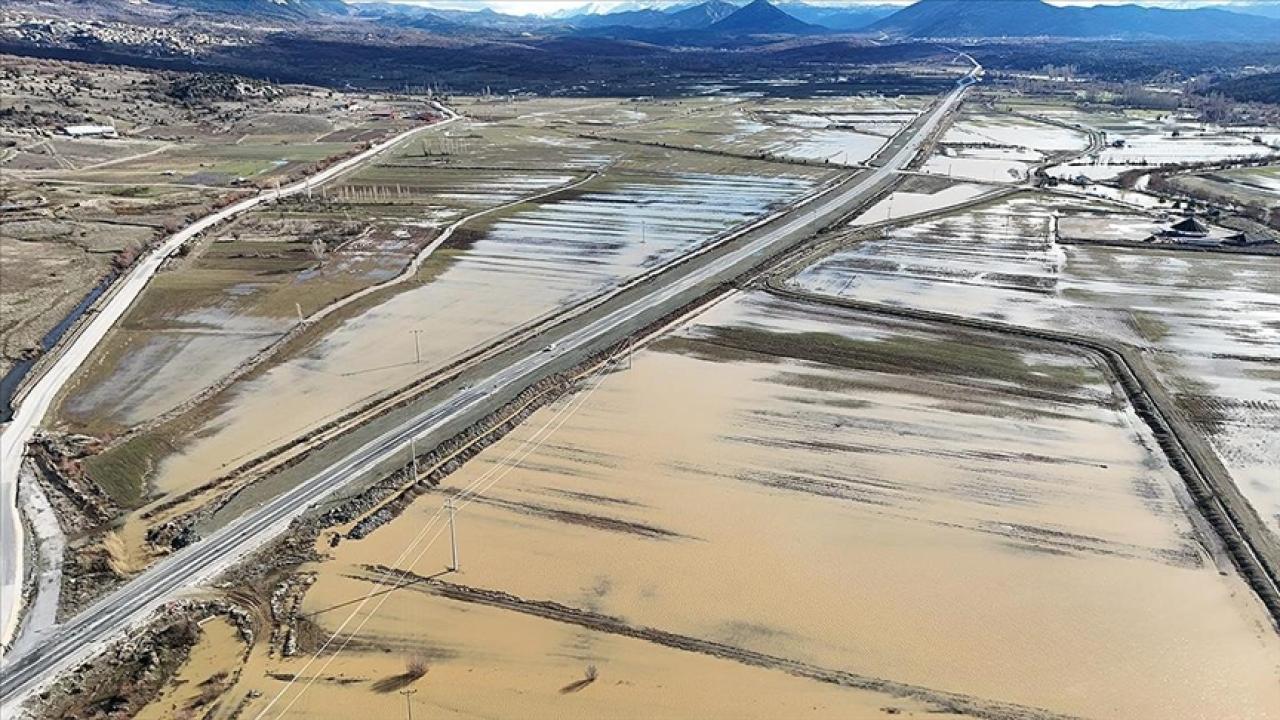 Konya'da yağış ekili alanlara zarar verdi