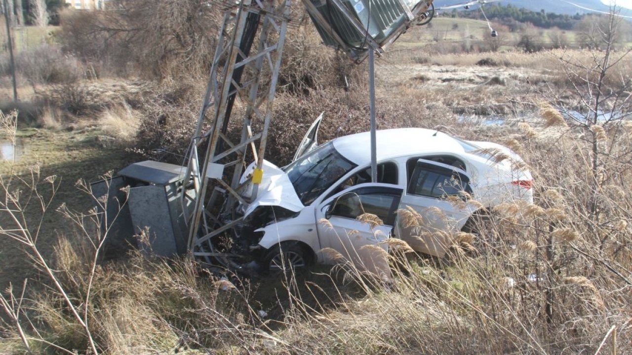 Konya'da yüksek gerilim hattı direğine çarpan otomobildeki 3 kişi yaralandı