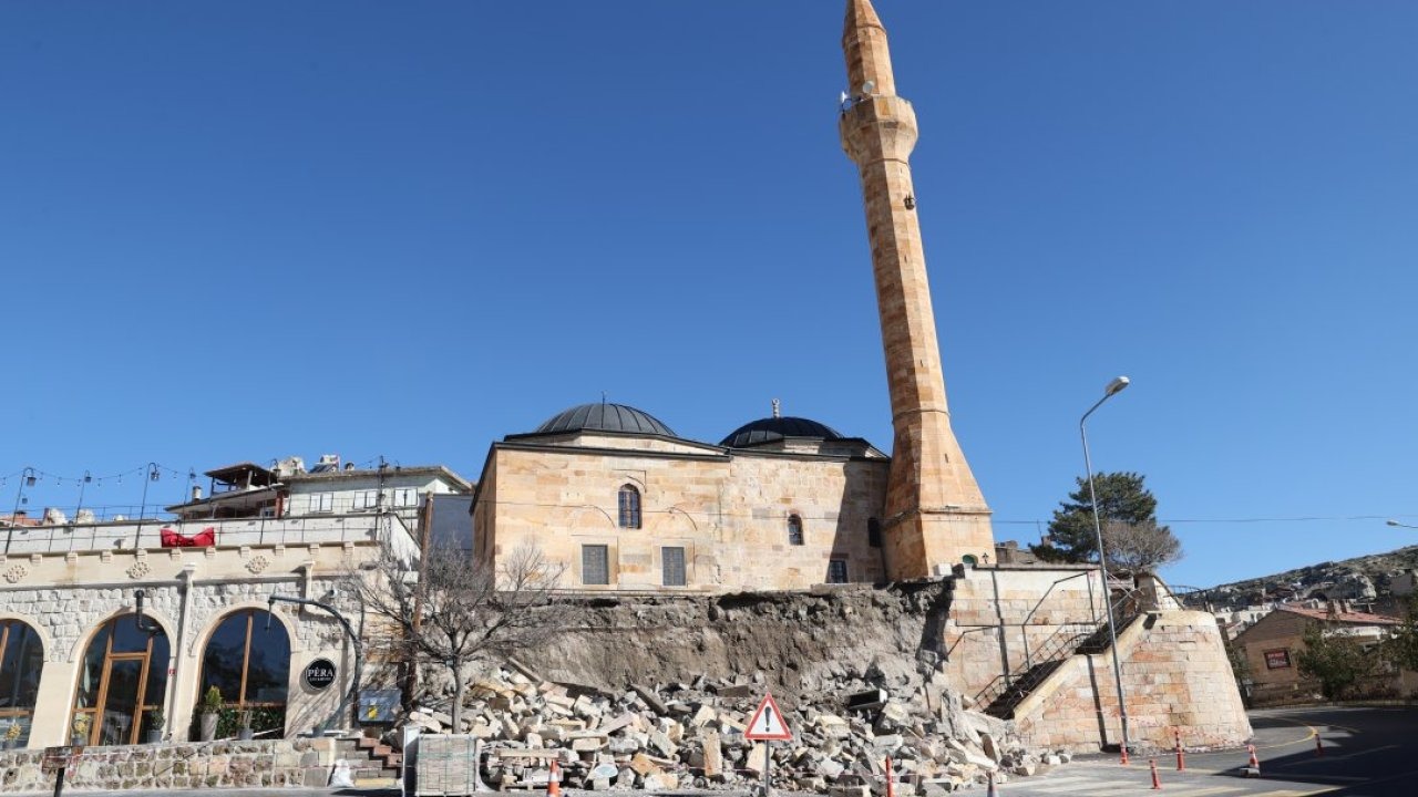 Nevşehir'de caminin istinat duvarının yıkılması güvenlik kamerasında
