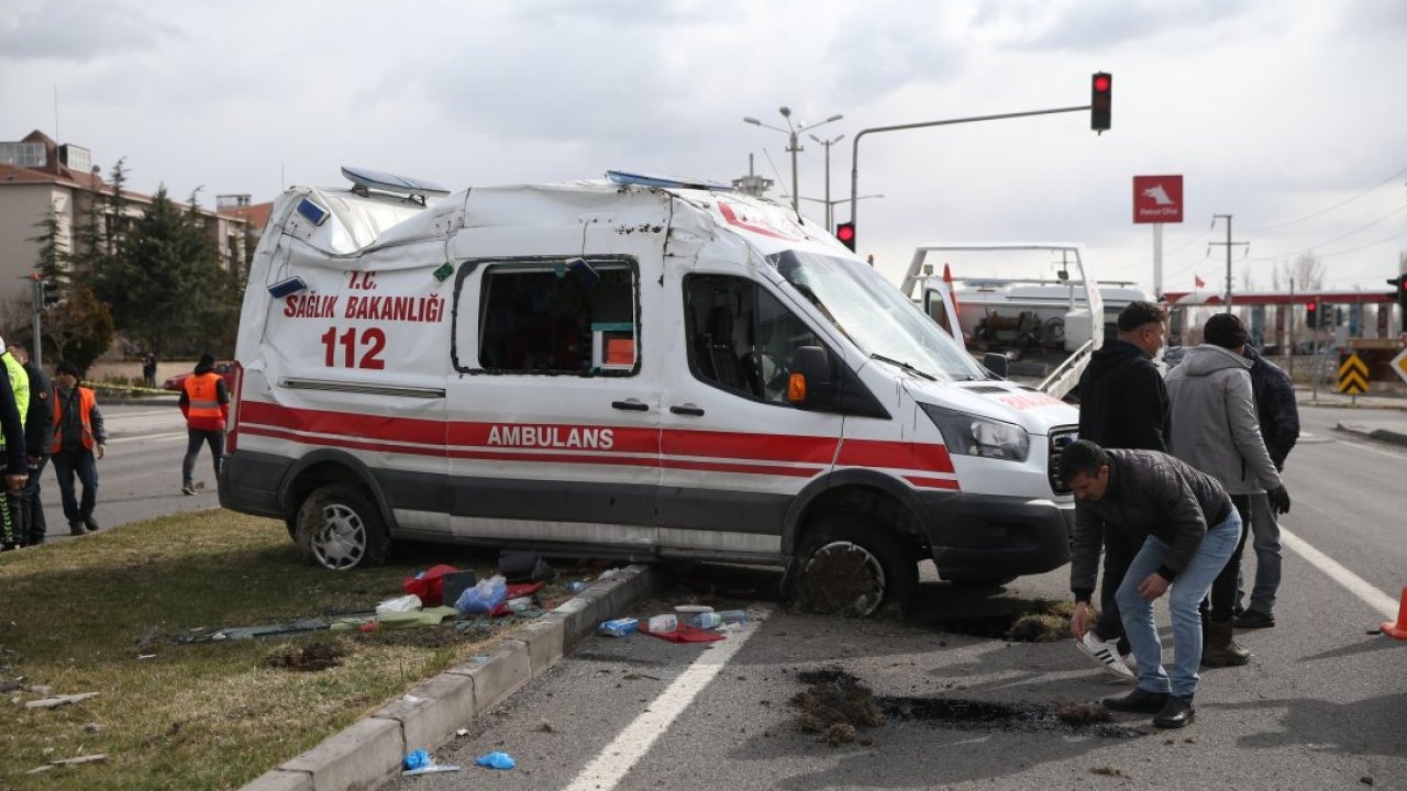 Niğde'de ambulans ile hafif ticari aracın çarpıştığı kazada 3 kişi yaralandı