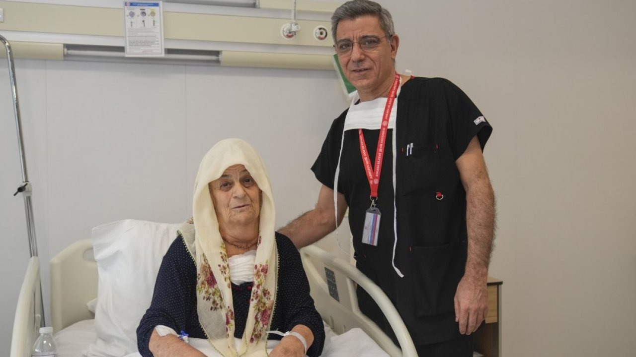 Otuz yıl ertelediği guatr ameliyatında 2 kiloya yakın kitle çıkarıldı