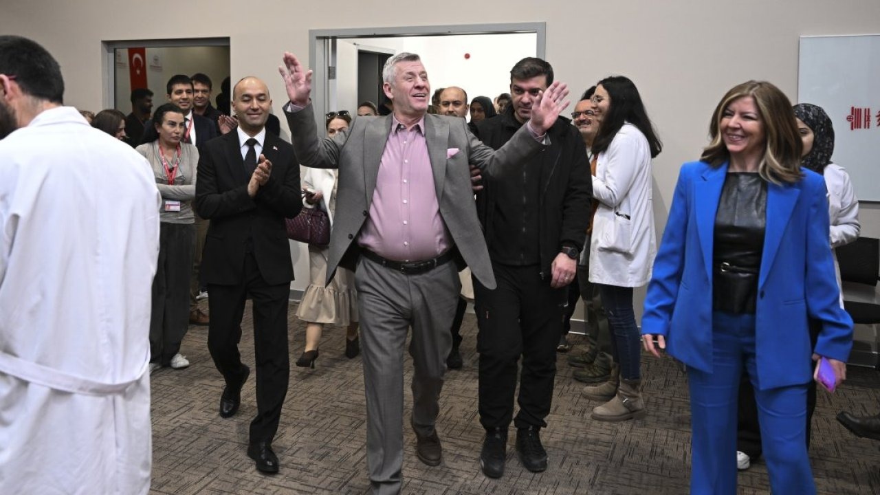 Şarkıcı Metin Şentürk "Benim Hikayem" etkinliğinde hastalarla buluştu