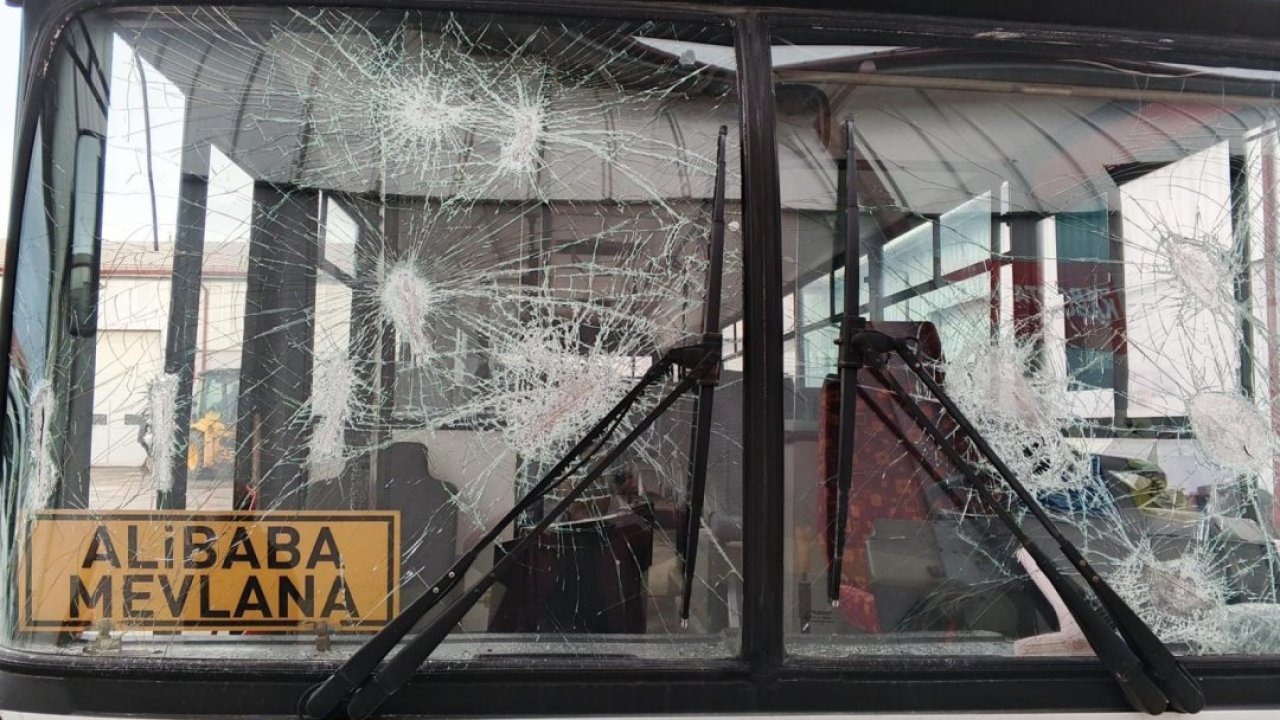 Sivas'ta belediyenin işçi servisine zarar verildi