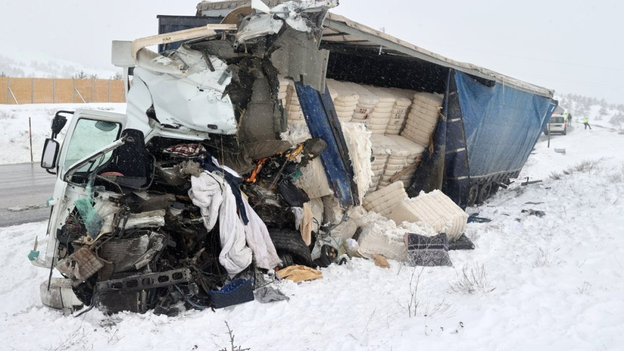 Sivas'ta iki tırın çarpıştığı kazada 1 kişi öldü, 2 kişi yaralandı