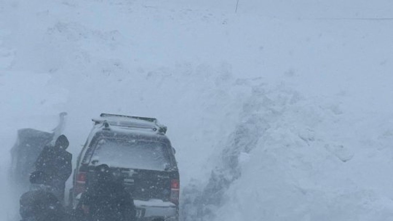 Sivas'ta karda aracıyla mahsur kalan kişi kurtarıldı