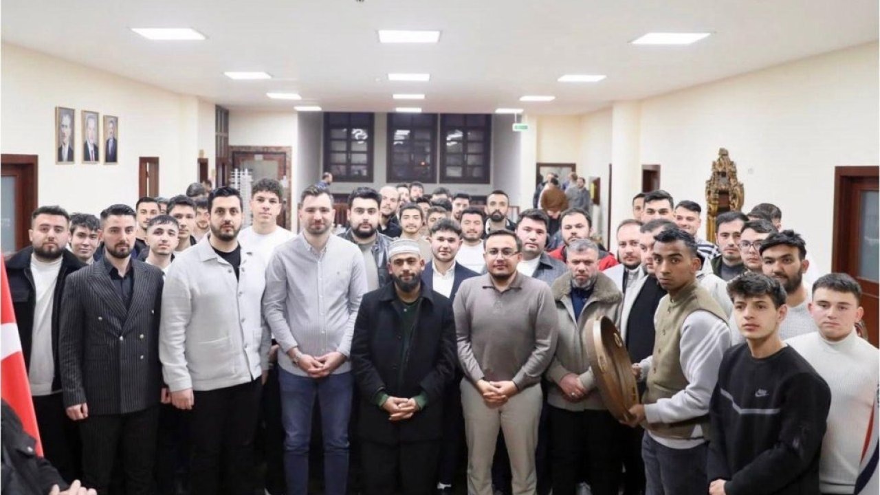 Son dönemde söylediği ilahilerle tanınan Celal Karatüre ve ekibi sahurda gençlerle buluştu