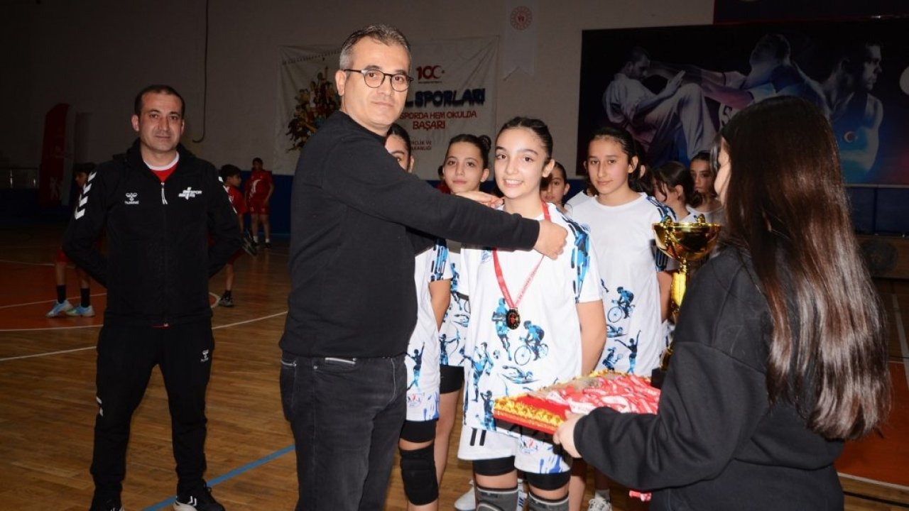 Spor AŞ Kız Hentbol Takımı il birincisi oldu