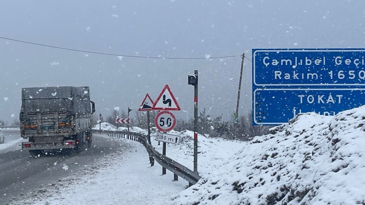 Tokat-Sivas kara yolunda kar yağışı etkili oluyor