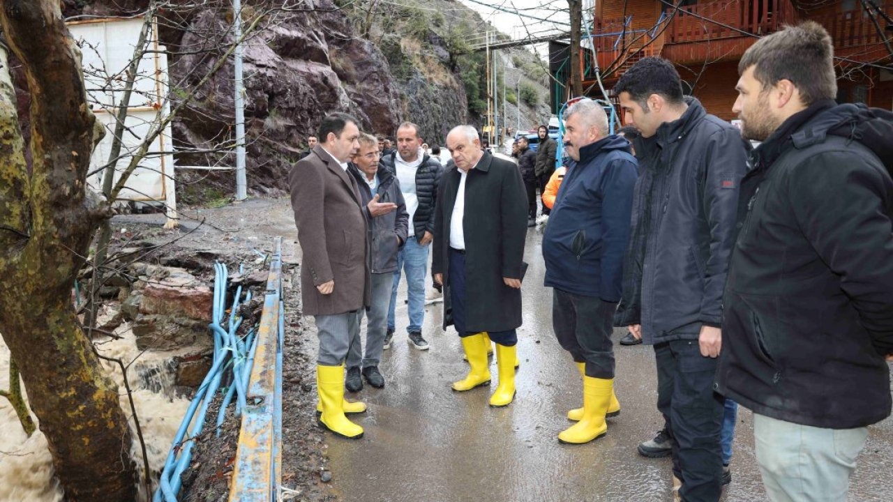 Yahyalı Kaymakamı Gültekin ve Belediye Başkanı Öztürk selden etkilenen bölgede inceleme yaptı
