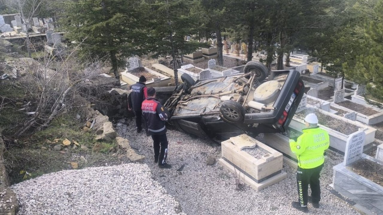Yozgat'ta devrilen otomobildeki 2 kişi yaralandı