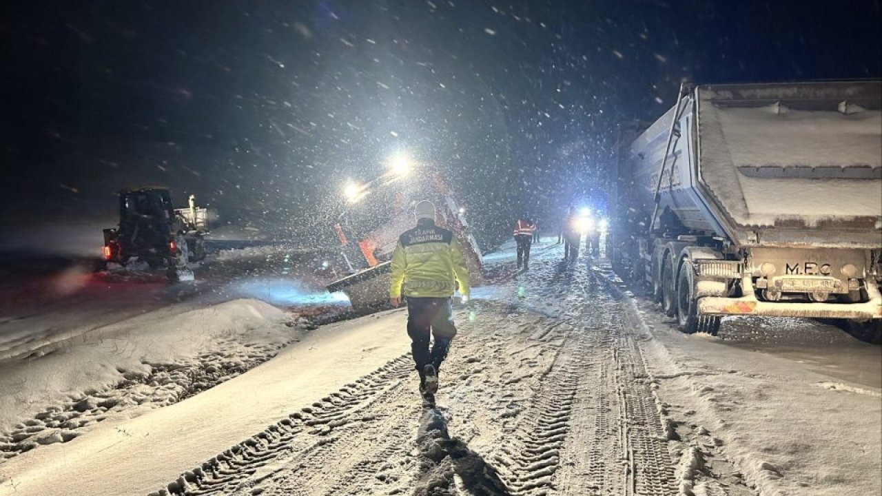 Yozgat'ta kar nedeniyle yolda kalan araç sürücülerine jandarma yardım etti