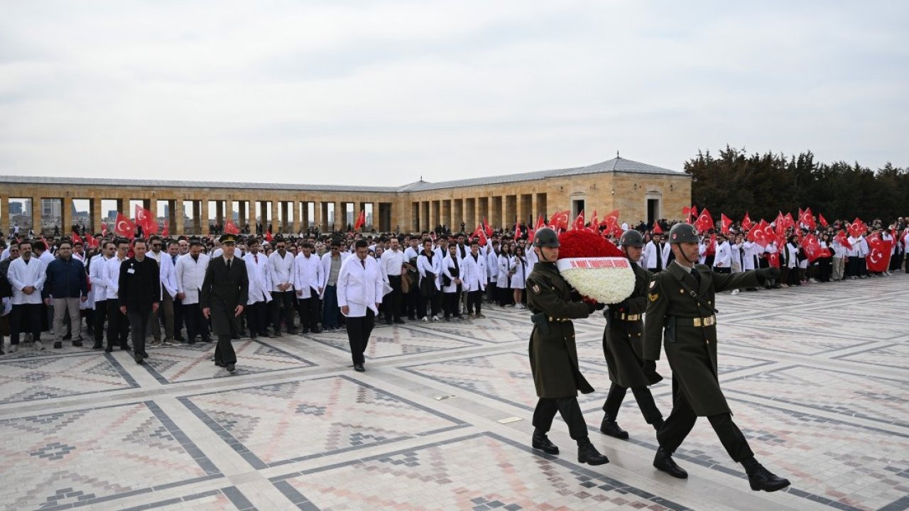 14 Mart Tıbbiyeliler Derneği üyeleri Anıtkabir'i ziyaret etti