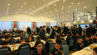 Çubuk Kaymakamı Bakır ile Belediye Başkanı Demirbaş, hafızlık öğrencileriyle iftarda buluştu