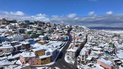 Kayseri'nin beyaza bürünen "renkli evler"i dronla görüntülendi
