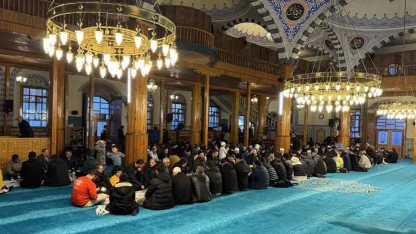 Tarihi camide yıllardır "Ümmet İftarı" aynı sofrada buluşturuyor