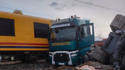 Nevşehir'de hemzemin geçitte tıra çarpan lokomotifin iki makinisti hafif yaralandı