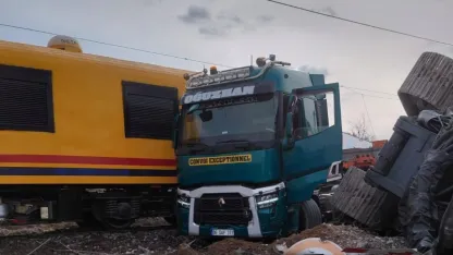 Nevşehir'de hemzemin geçitte tıra çarpan lokomotifin iki makinisti hafif yaralandı